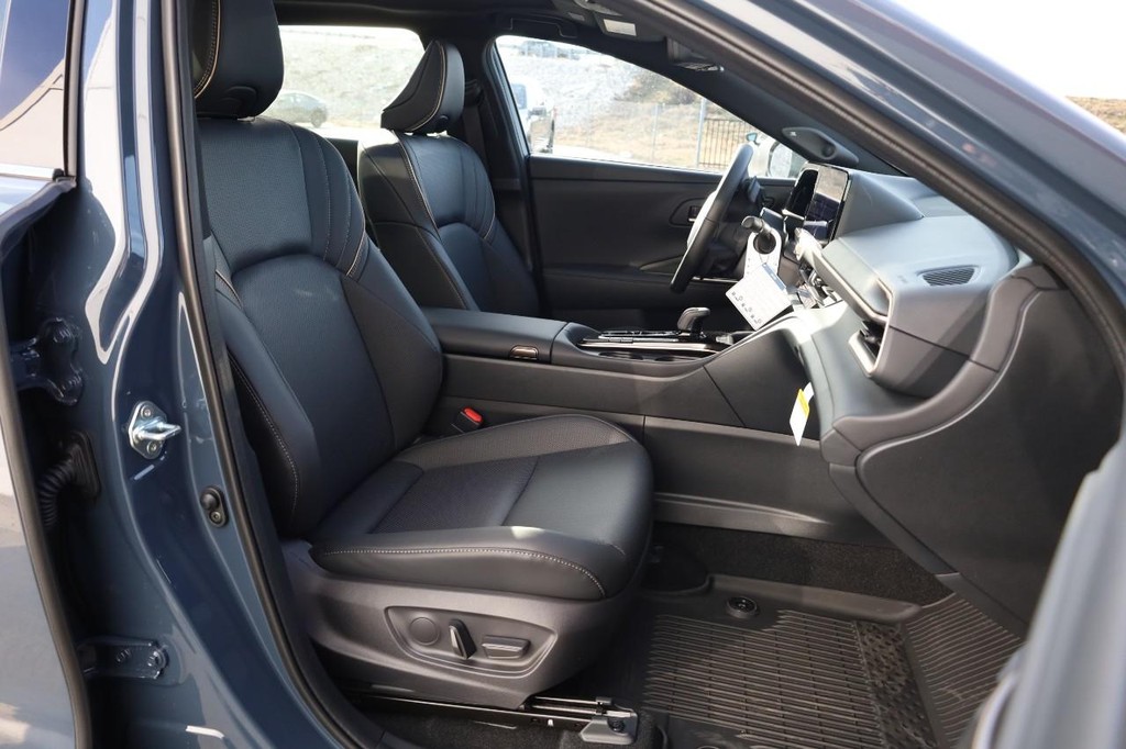 Toyota Crown Signia Vehicle Full-screen Gallery Image 26