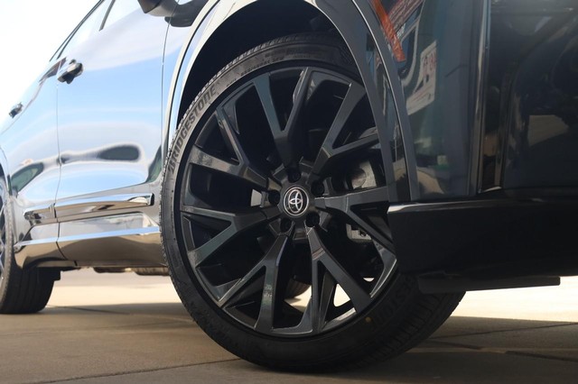 Toyota Crown Signia Vehicle Image 03