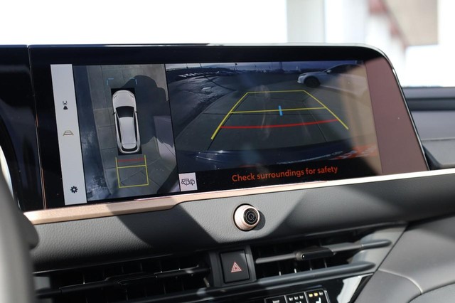 Toyota Crown Signia Vehicle Image 15