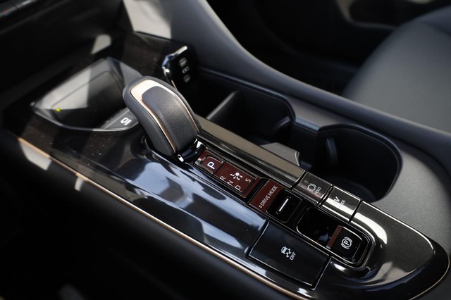 Toyota Crown Signia Vehicle Image 17