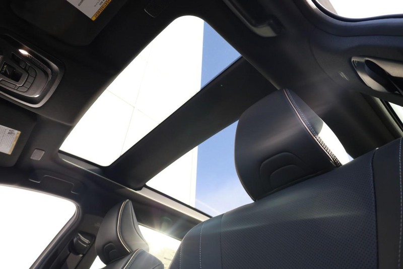 Toyota Crown Signia Vehicle Image 10