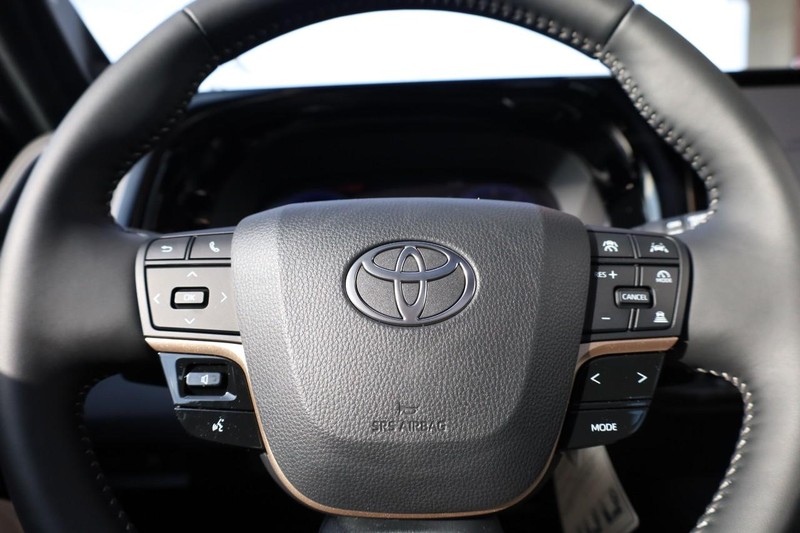 Toyota Crown Signia Vehicle Image 12