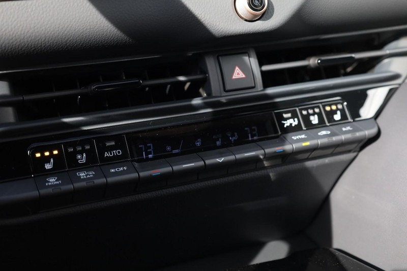 Toyota Crown Signia Vehicle Image 16