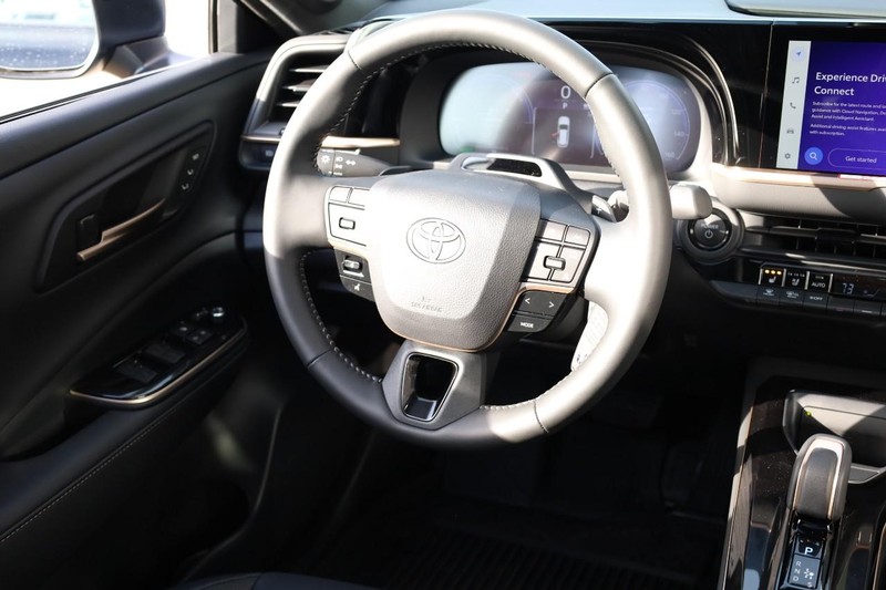 Toyota Crown Signia Vehicle Image 25