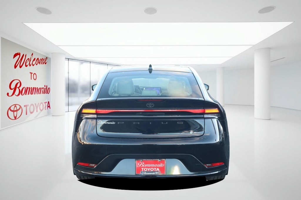 Toyota Prius Vehicle Full-screen Gallery Image 6