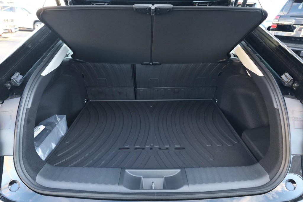 Toyota Prius Vehicle Full-screen Gallery Image 7