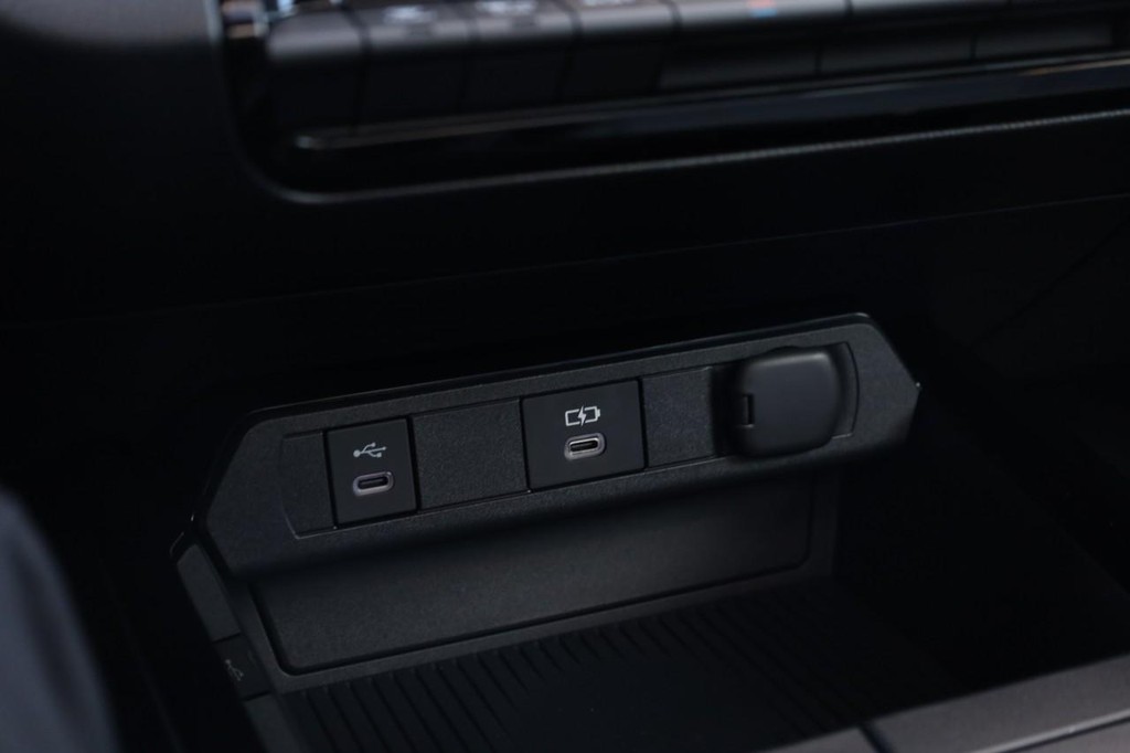 Toyota Prius Vehicle Full-screen Gallery Image 16