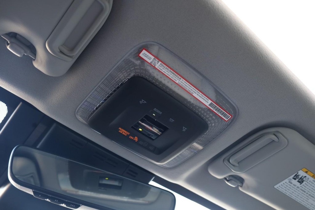 Toyota Prius Vehicle Full-screen Gallery Image 18