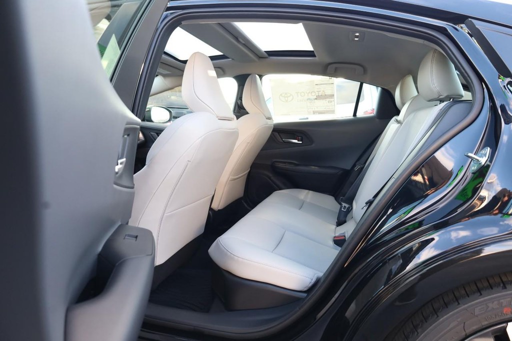 Toyota Prius Vehicle Full-screen Gallery Image 22