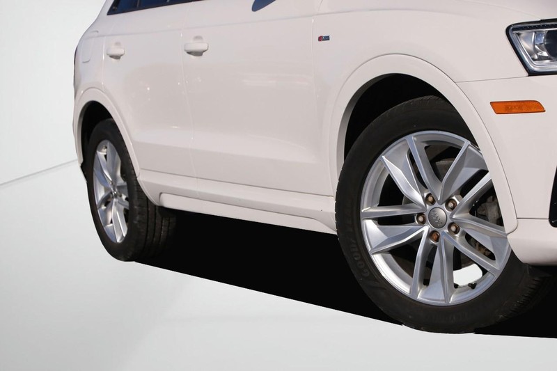 Audi Q3 Vehicle Full-screen Gallery Image 03