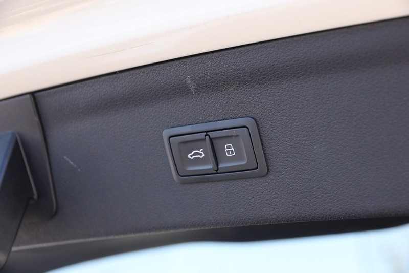 Audi Q3 Vehicle Full-screen Gallery Image 08