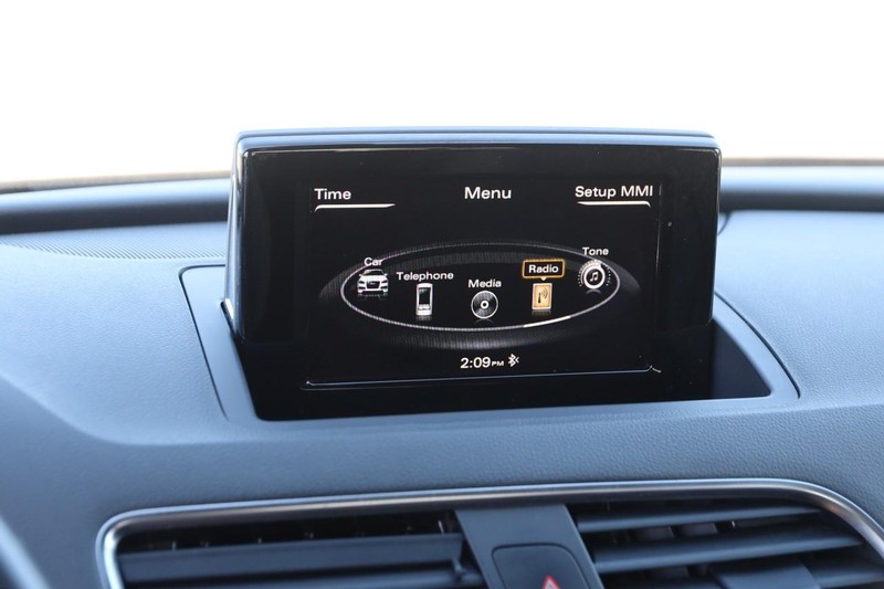 Audi Q3 Vehicle Full-screen Gallery Image 16