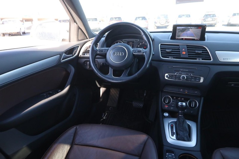 Audi Q3 Vehicle Full-screen Gallery Image 22