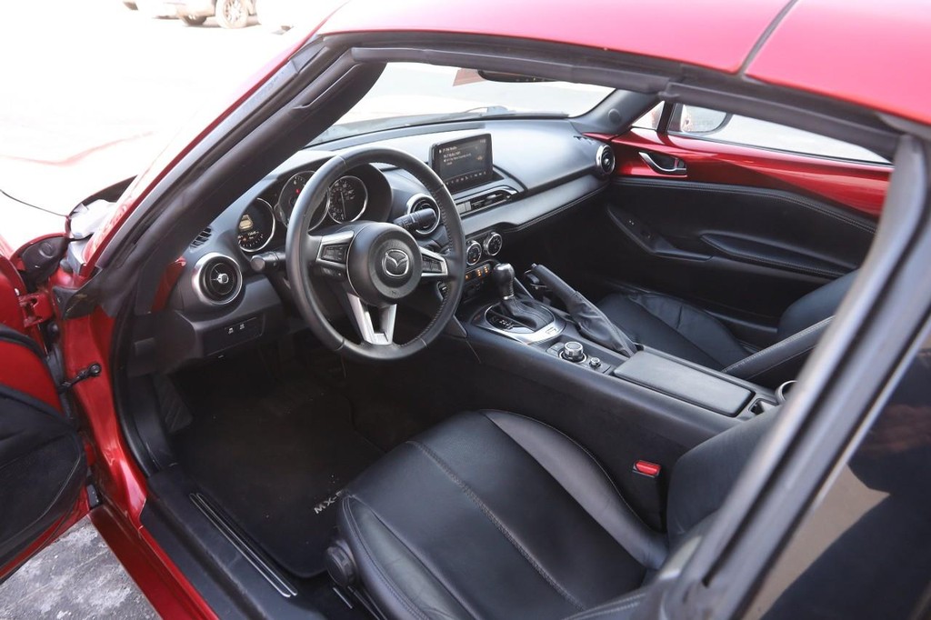 Mazda MX-5 Miata RF Vehicle Full-screen Gallery Image 9