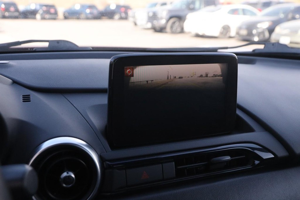 Mazda MX-5 Miata RF Vehicle Full-screen Gallery Image 16