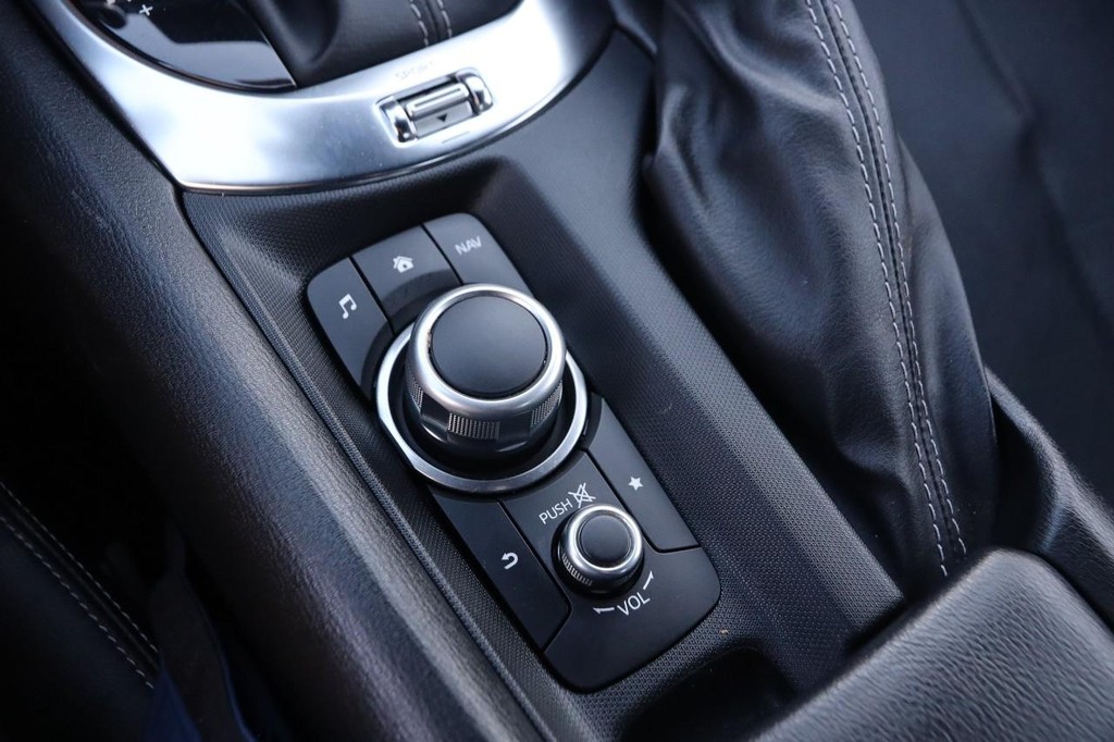 Mazda MX-5 Miata RF Vehicle Full-screen Gallery Image 18