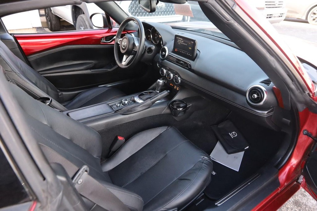Mazda MX-5 Miata RF Vehicle Full-screen Gallery Image 19