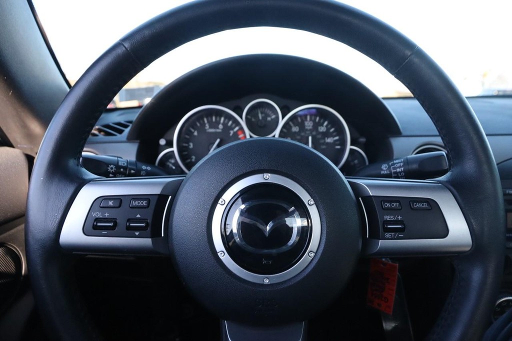 Mazda MX-5 Miata Vehicle Full-screen Gallery Image 11
