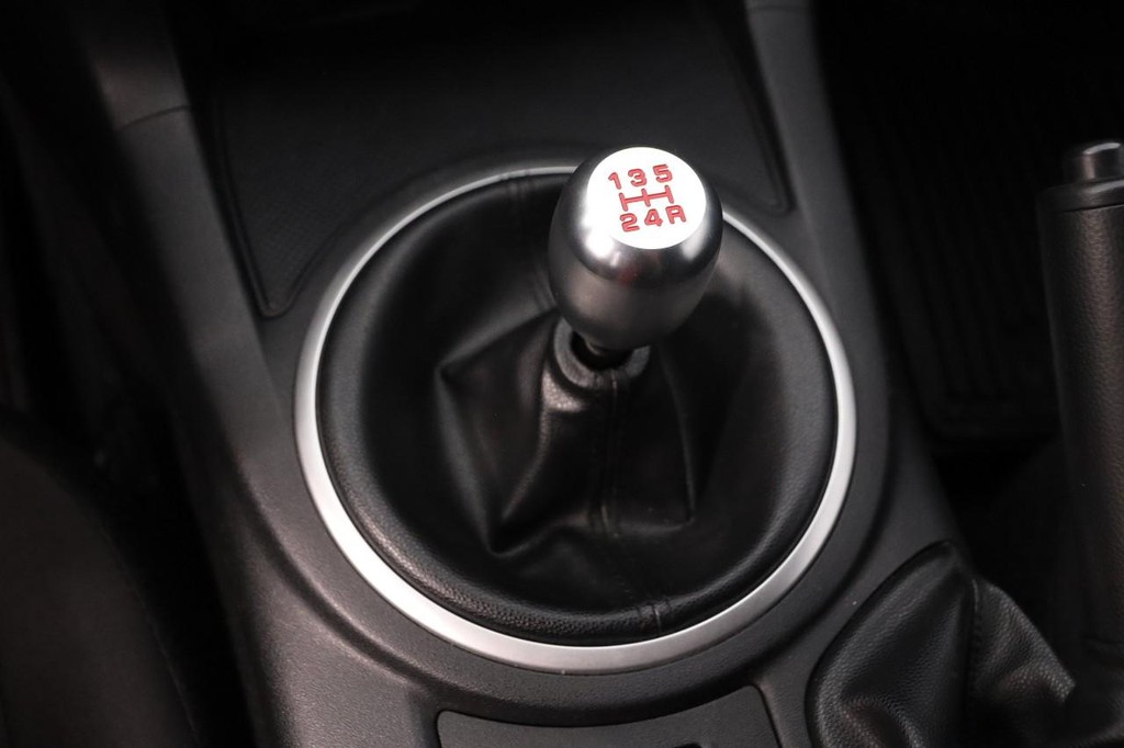 Mazda MX-5 Miata Vehicle Full-screen Gallery Image 19