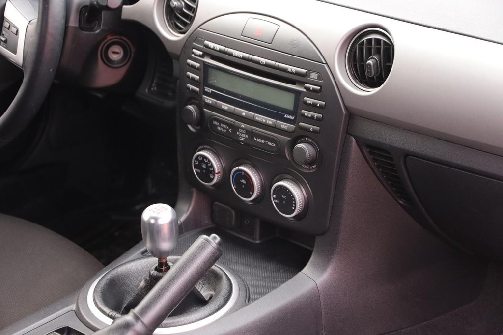 Mazda MX-5 Miata Vehicle Full-screen Gallery Image 22