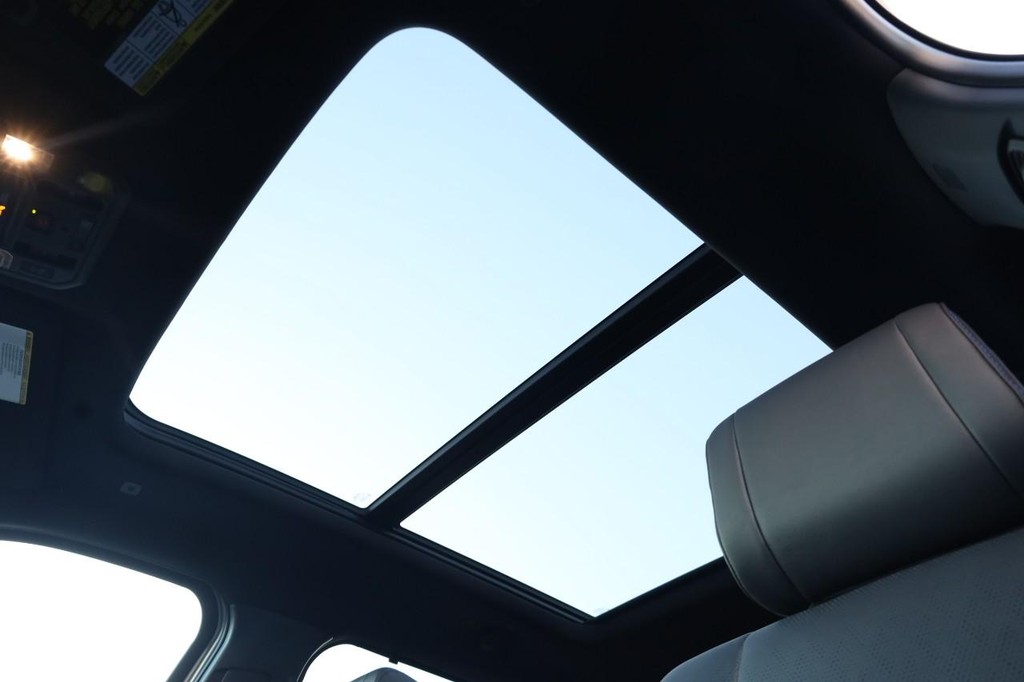 Toyota Tundra 4WD Vehicle Full-screen Gallery Image 9