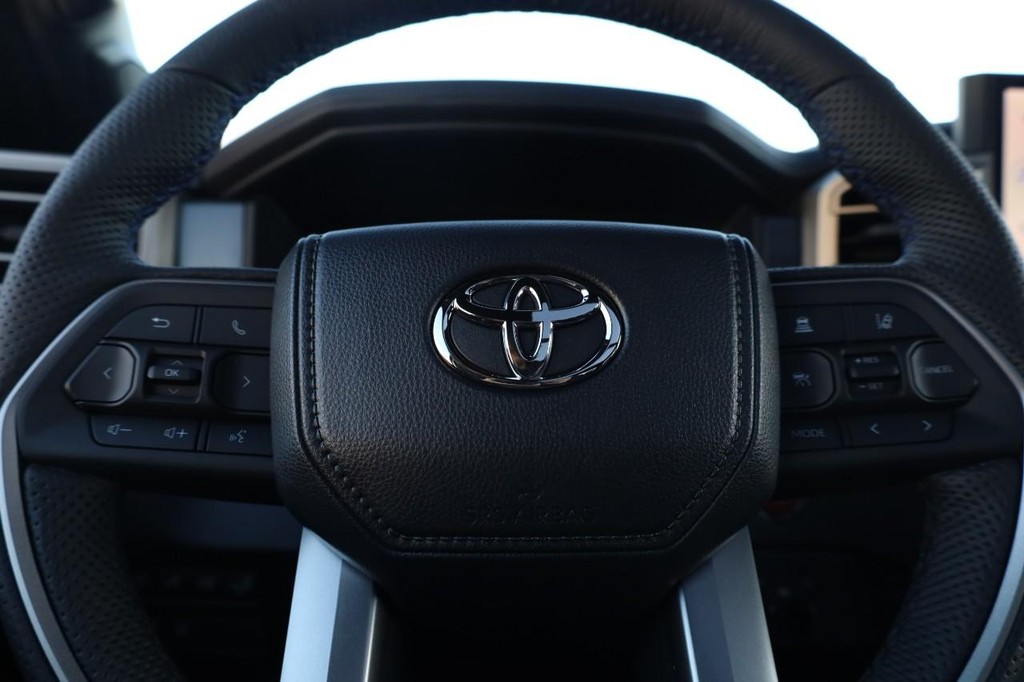 Toyota Tundra 4WD Vehicle Full-screen Gallery Image 11