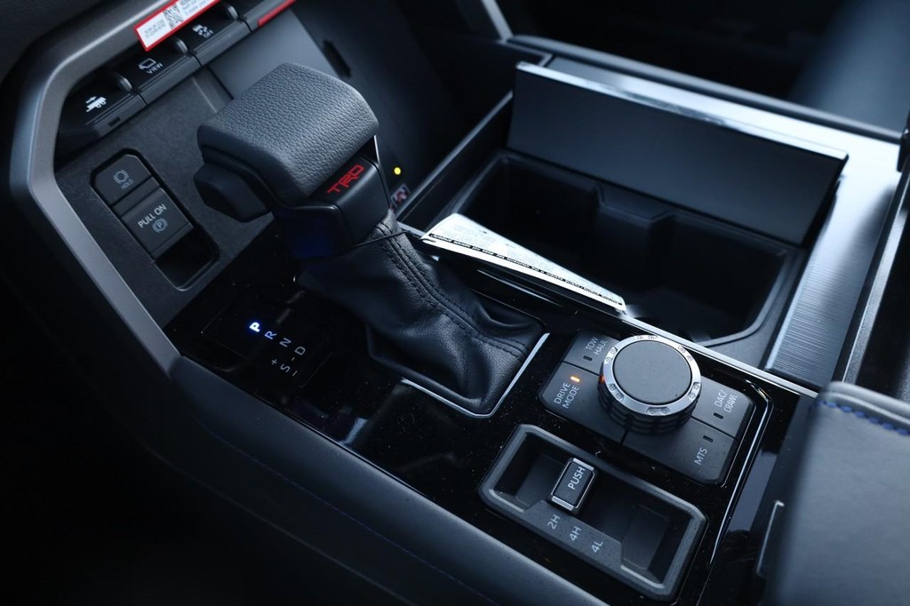 Toyota Tundra 4WD Vehicle Full-screen Gallery Image 17