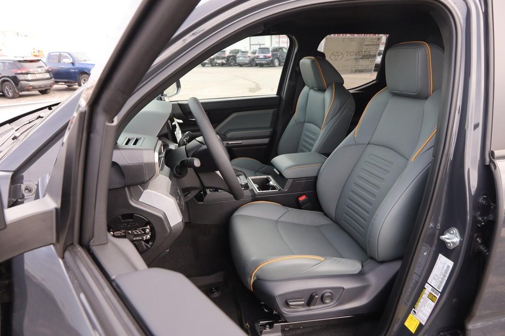 Toyota Tacoma 4WD Vehicle Full-screen Gallery Image 8