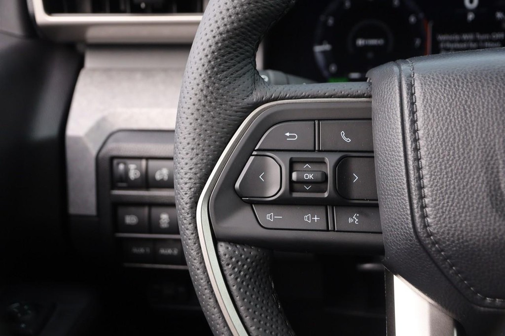 Toyota Tacoma 4WD Vehicle Full-screen Gallery Image 11