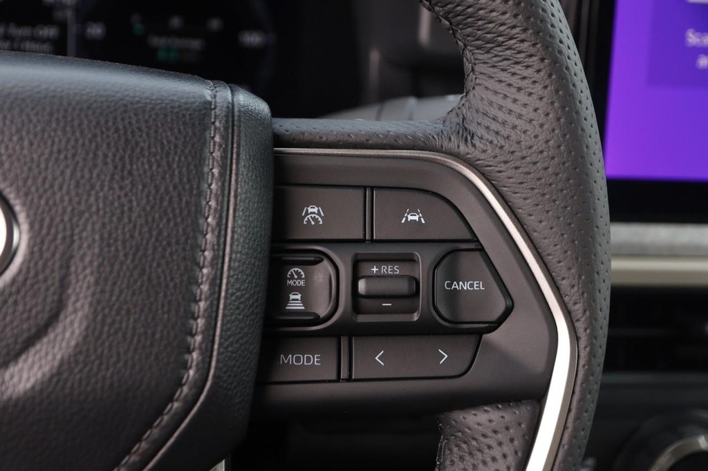 Toyota Tacoma 4WD Vehicle Full-screen Gallery Image 12