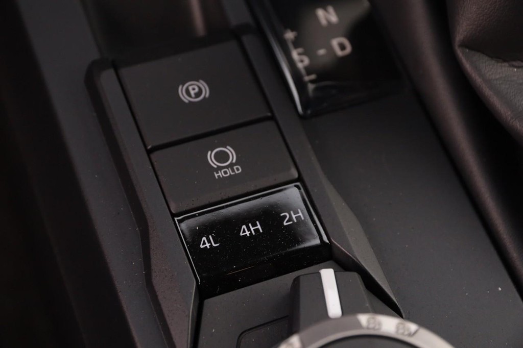 Toyota Tacoma 4WD Vehicle Full-screen Gallery Image 19