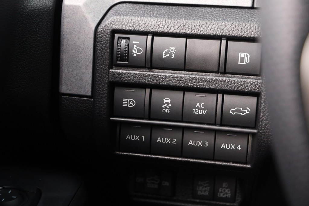 Toyota Tacoma 4WD Vehicle Full-screen Gallery Image 21