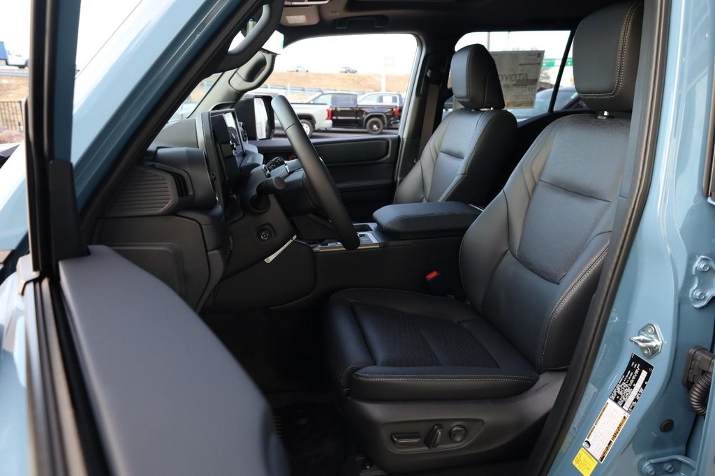 Toyota Land Cruiser Vehicle Full-screen Gallery Image 8