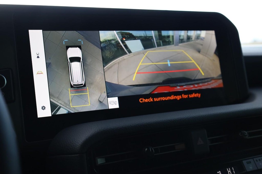 Toyota Land Cruiser Vehicle Full-screen Gallery Image 13