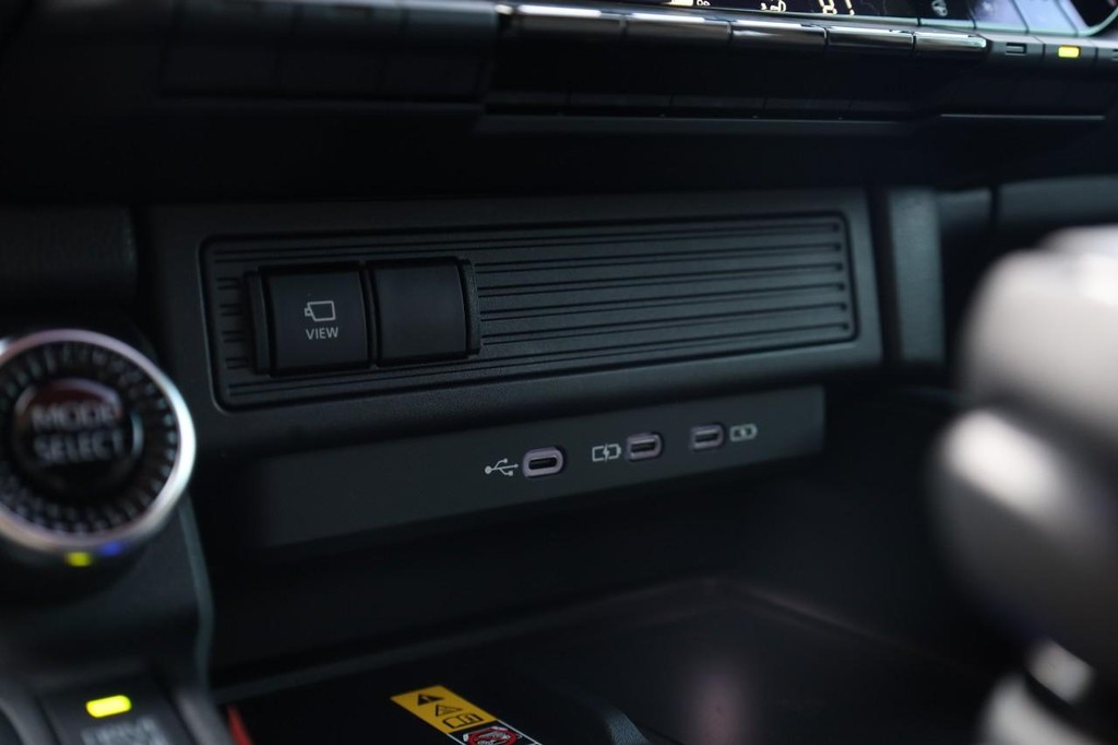 Toyota Land Cruiser Vehicle Full-screen Gallery Image 15