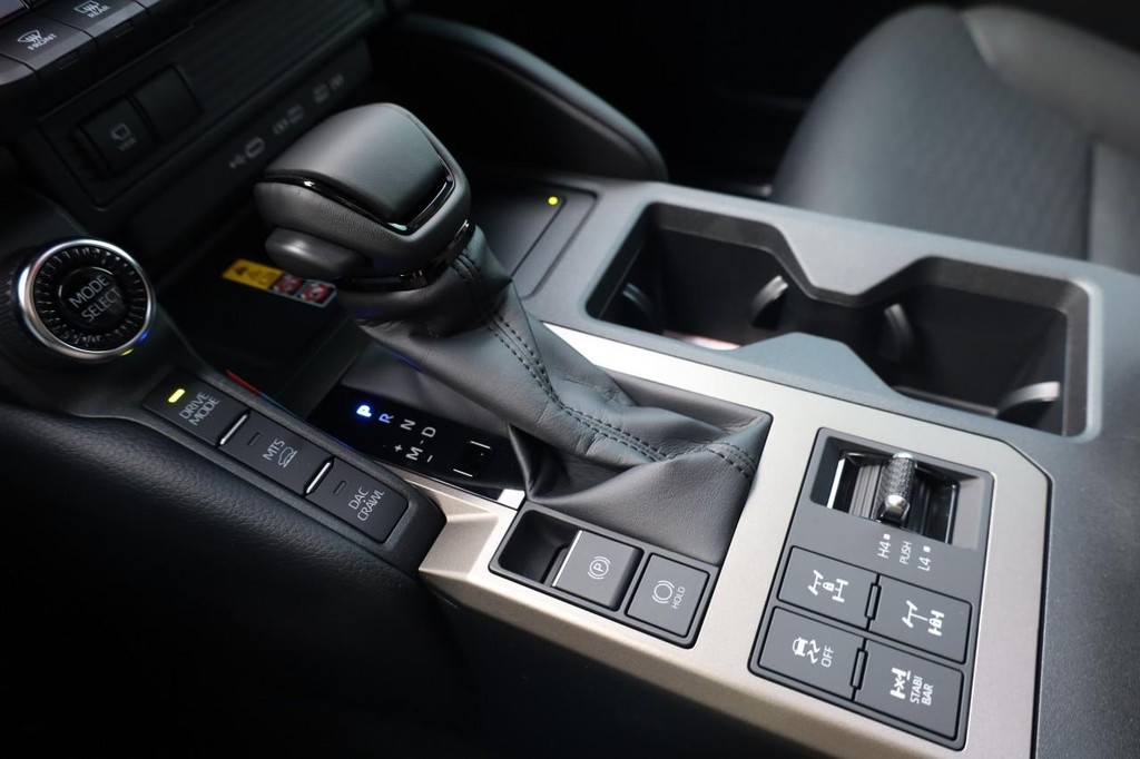 Toyota Land Cruiser Vehicle Full-screen Gallery Image 16