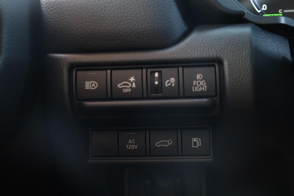 Toyota Land Cruiser Vehicle Full-screen Gallery Image 19