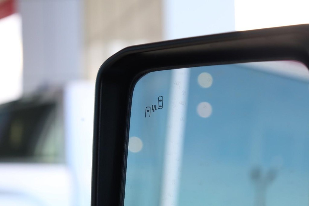 Toyota Land Cruiser Vehicle Full-screen Gallery Image 20