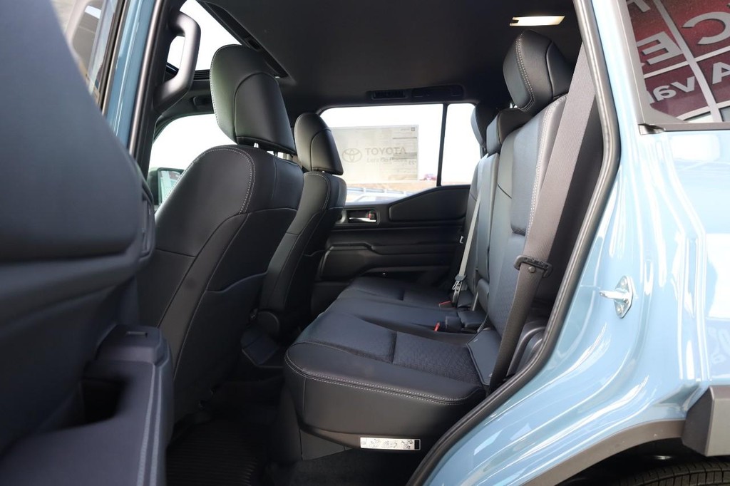 Toyota Land Cruiser Vehicle Full-screen Gallery Image 21