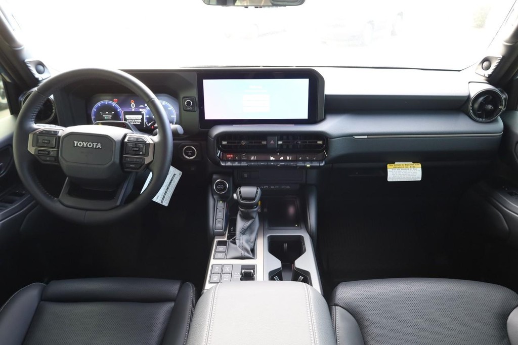 Toyota Land Cruiser Vehicle Full-screen Gallery Image 23