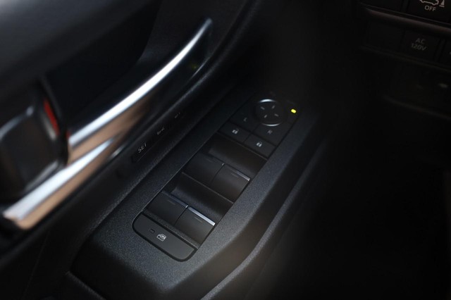 Toyota Land Cruiser Vehicle Image 18