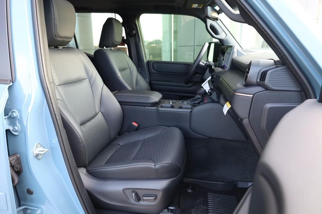 Toyota Land Cruiser Vehicle Image 25