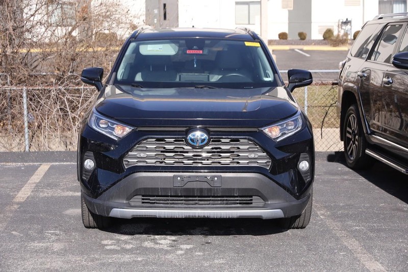 Toyota RAV4 Hybrid Vehicle Full-screen Gallery Image 3