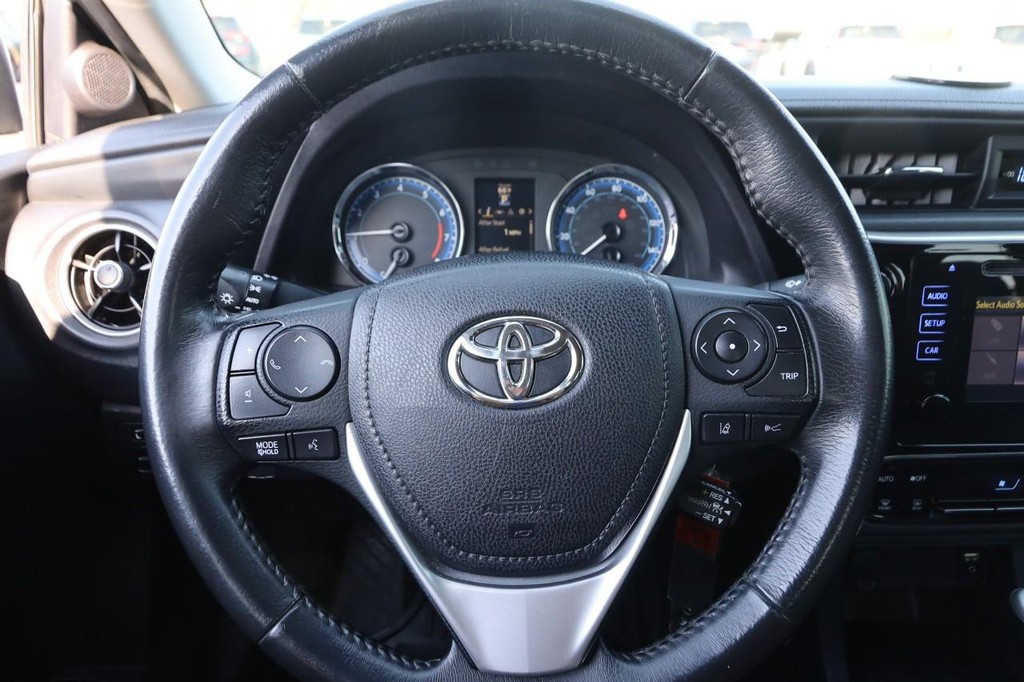 Toyota Corolla Vehicle Full-screen Gallery Image 10
