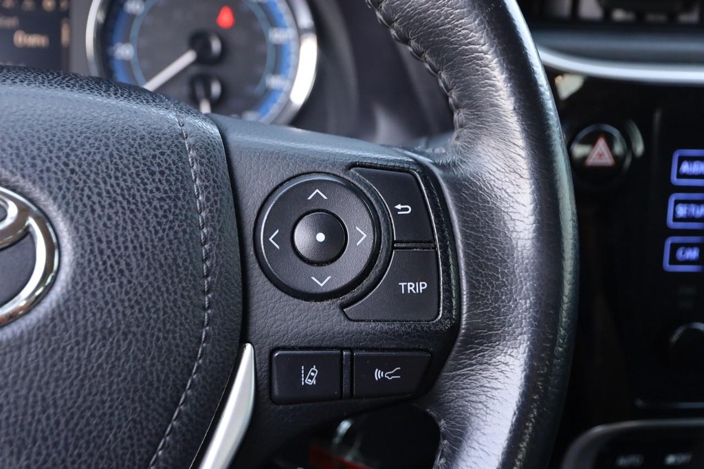 Toyota Corolla Vehicle Full-screen Gallery Image 12