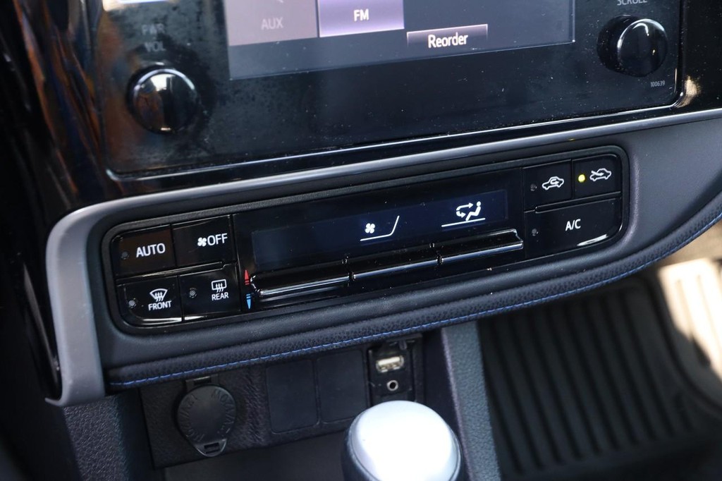 Toyota Corolla Vehicle Full-screen Gallery Image 16