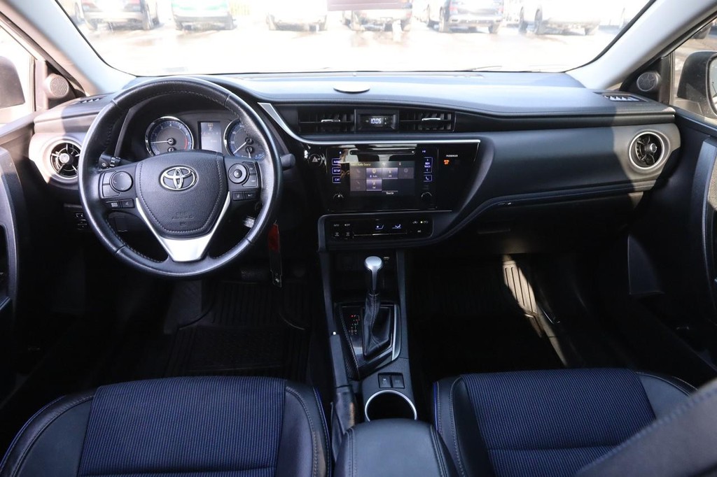 Toyota Corolla Vehicle Full-screen Gallery Image 18