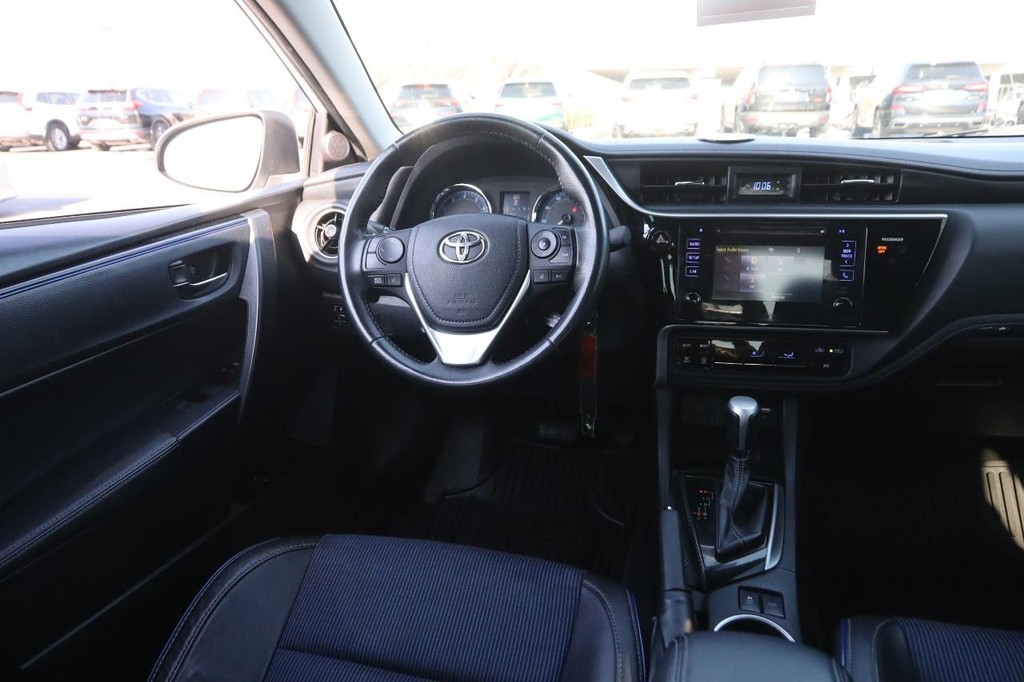 Toyota Corolla Vehicle Full-screen Gallery Image 19