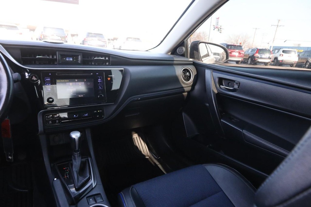 Toyota Corolla Vehicle Full-screen Gallery Image 22