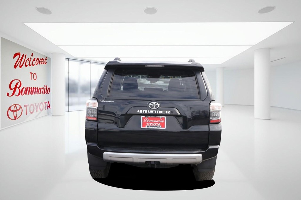 Toyota 4Runner Vehicle Full-screen Gallery Image 6